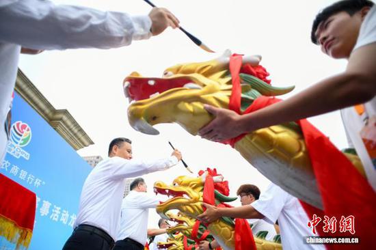 6月19日，天津，嘉宾为龙头点睛。当日，天津市第十六届运动会群众赛事活动龙舟比赛暨2026天津海河龙舟赛在海河水域鸣锣开赛，来自全市高校、企事业单位、外资企业的多支队伍齐聚，以龙舟竞渡的形式传承端午民俗。　记者 佟郁 摄