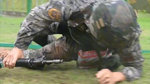 突破极限！直击武警官兵超燃比武现场