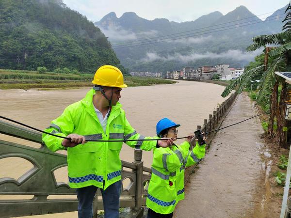 网络工程师第一时间更换、加固受影响光缆。姜庆 摄