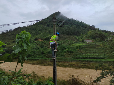 工作人员固定杆路光纤消除暴雨冲刷带来的隐患。姜庆 摄