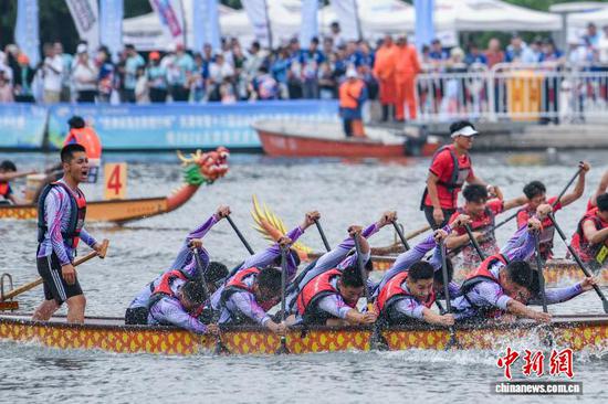 图为6月19日，天津海运职业学院龙舟队在比赛中。　记者 佟郁 摄