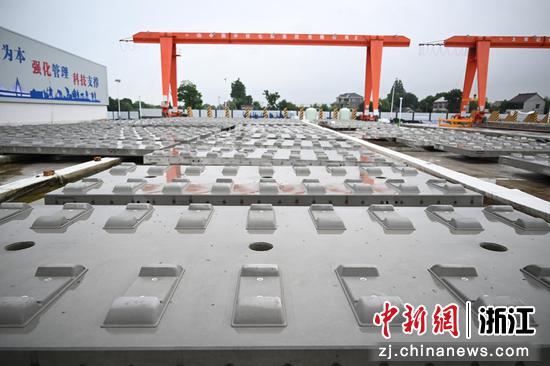 图为：大量的通甬高铁轨道板整齐排列。中新社记者 王刚 摄