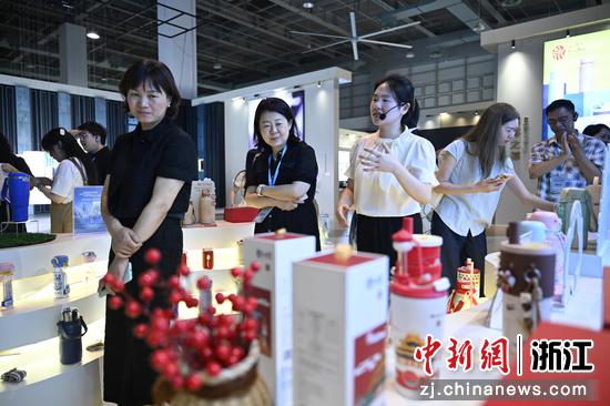 图为：网络文学平台代表、头部作家等在永康市会展中心五金精品馆了解永康水杯。中新社记者 王刚 摄