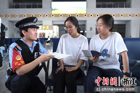 图为：铁警开展禁毒宣传。中新社发 贺瑞明 摄