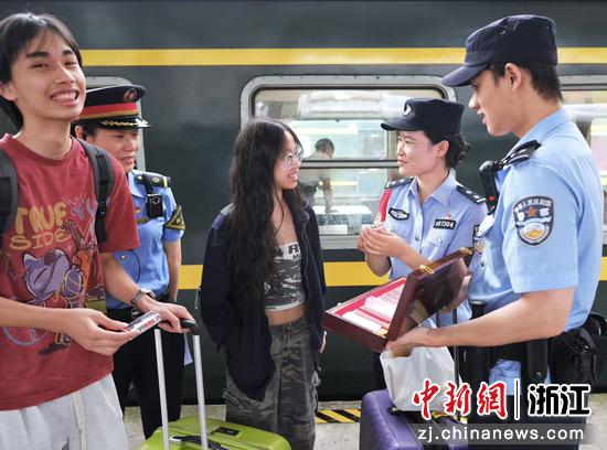 图为：铁警们在火车站开展禁毒宣传。中新社发 贺瑞明 摄