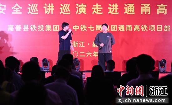 图为：建设者们结合安全生产进行文化演绎。中新社记者 王刚 摄