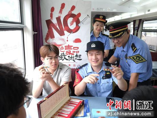 图为：铁警们在列车上开展禁毒宣传。中新社发 贺瑞明 摄