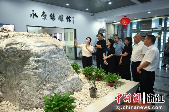 图为：网络文学平台代表、头部作家等在永康市会展中心五金精品馆观看锡雕作品。中新社记者 王刚 摄