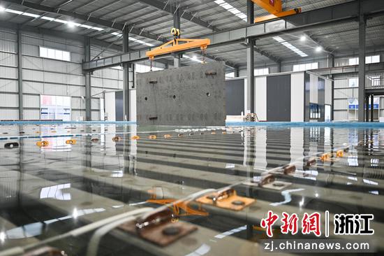 图为：大量的高铁轨道板进行水养。中新社记者 王刚 摄
