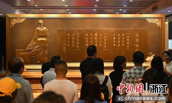 
图为：网络文学平台代表、头部作家等在永康市会展中心五金精品馆参观。中新社记者 王刚 摄