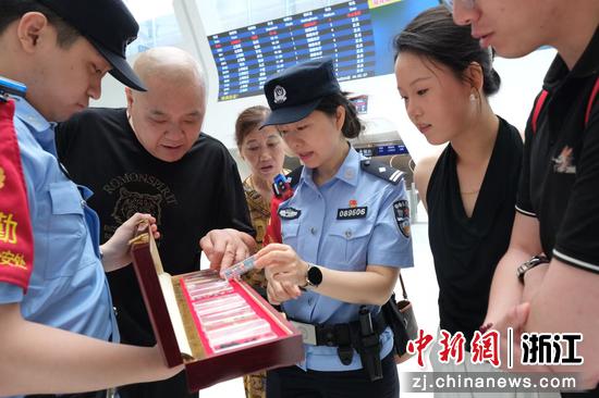 图为：铁警们在火车站开展禁毒宣传。中新社发 贺瑞明 摄