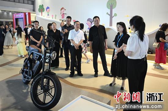 　　图为：网络文学平台代表、头部作家等在永康市会展中心五金精品馆了解永康骑行装备。中新社记者 王刚 摄
