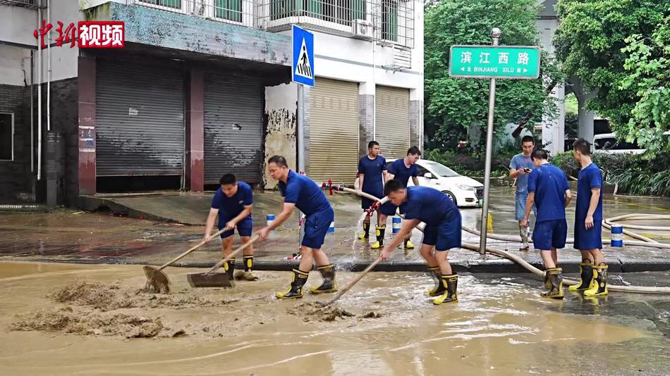 广西柳江水位回落 柳州消防奋战清淤一线