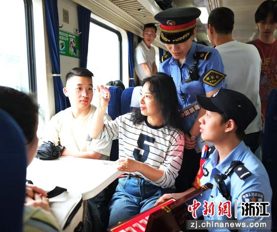 图为：铁警们在列车上开展禁毒宣传。中新社发 贺瑞明 摄
