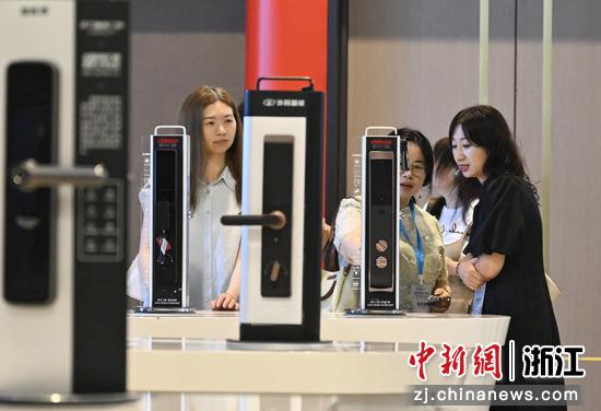 　　
图为：网络文学平台代表、头部作家等在永康市会展中心五金精品馆了解永康门锁产品。中新社记者 王刚 摄