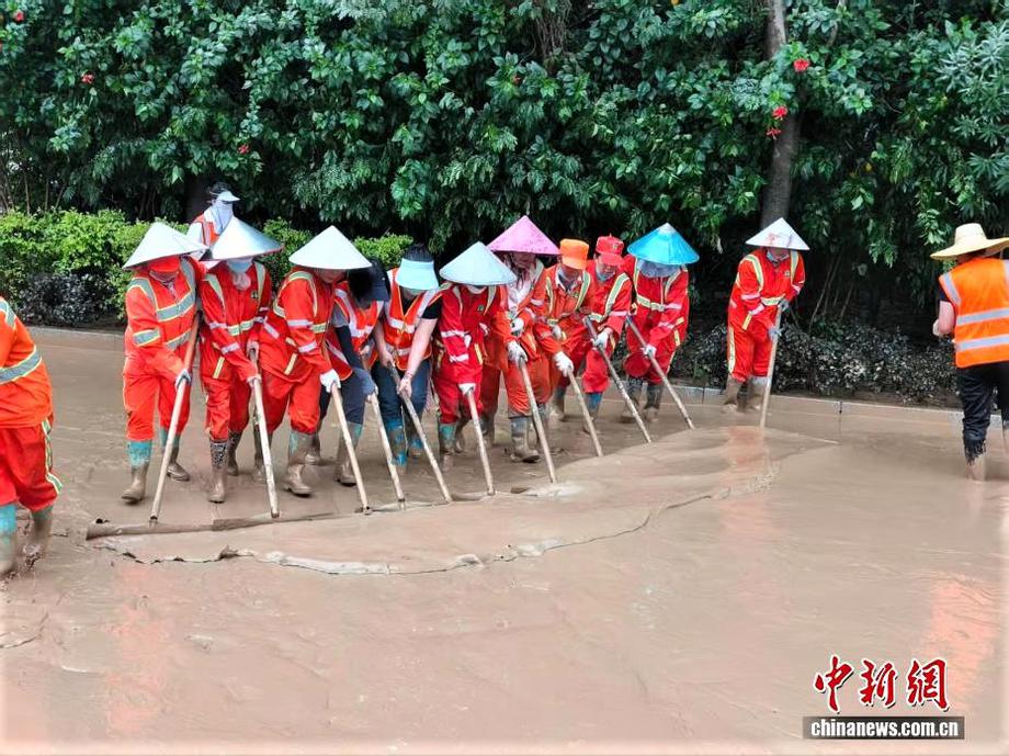 广西柳江水位回落 各方奋战清淤一线