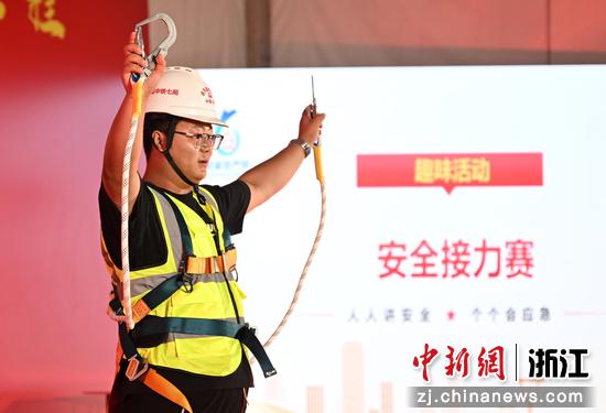 图为：建设者进行安全接力赛。中新社记者 王刚 摄