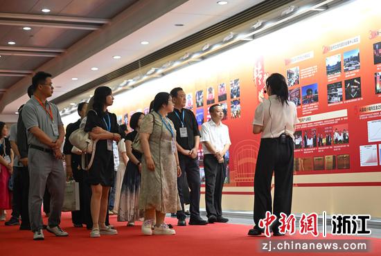 图为：网络文学平台代表、头部作家等在永康市会展中心五金精品馆参观。中新社记者 王刚 摄