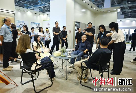 　　
图为：网络文学平台代表、头部作家等在永康市会展中心五金精品馆体验永康露营装备。中新社记者 王刚 摄