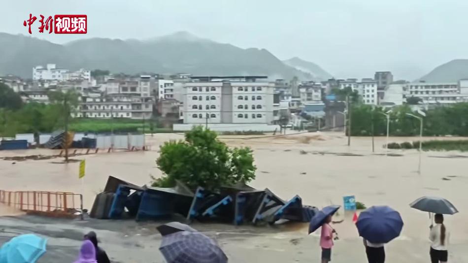 广西凌云部分河段水位暴涨 多部门联合抗洪抢险