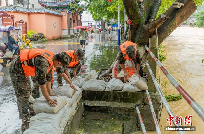 广西凌云持续强降雨 武警官兵驰援加固堤坝