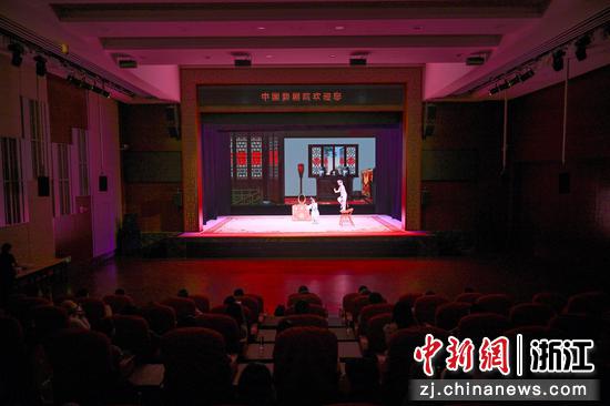  图为：网络文学平台代表、头部作家等观看婺剧表演。中新社记者 王刚 摄