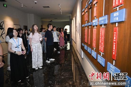 图为：网络文学平台代表、头部作家等了解婺剧发展历史。中新社记者 王刚 摄