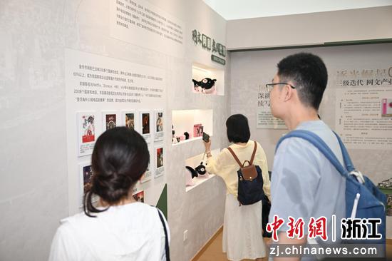 图为：网络文学平台代表、头部作家等在大岭·网文大咖营地参观。中新社记者 王刚 摄