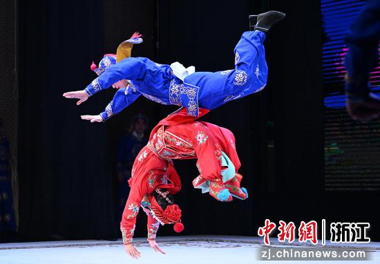 图为：演员们上演精彩的婺剧表演。中新社记者 王刚 摄