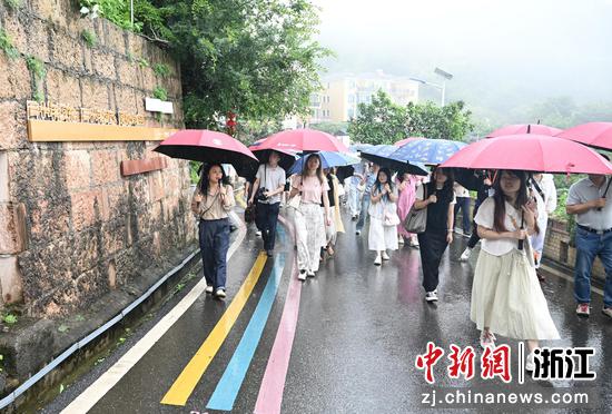  图为：网络文学平台代表、头部作家等在大岭·网文大咖营地参观。中新社记者 王刚 摄