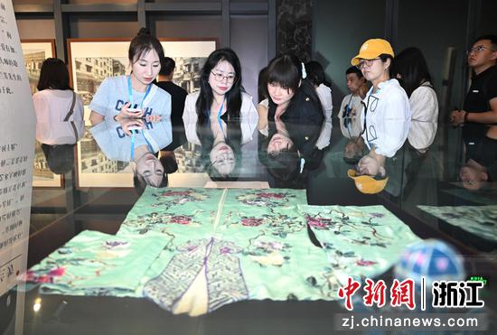  图为：网络文学平台代表、头部作家等观看婺剧戏服。中新社记者 王刚 摄
