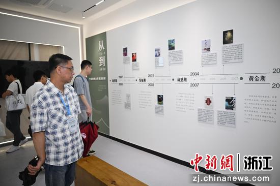  图为：网络文学平台代表、头部作家等在大岭·网文大咖营地参观。中新社记者 王刚 摄