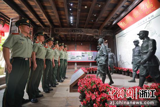 
图为：武警湖州支队官兵走进新四军苏浙军区纪念馆参观学习。柳旭东  摄