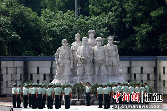 图为：武警湖州支队官兵走进烈士陵园，在追忆先烈中凝聚奋进力量 。帅金雨 摄