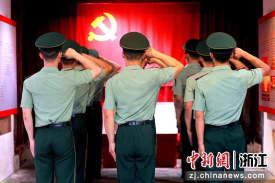 　　图为：武警湖州支队在新四军苏浙军区纪念馆举行新党员入党仪式暨老党员重温入党誓词活动。柳旭东 摄