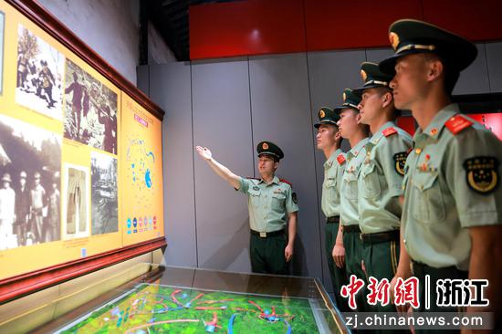 
图为：武警湖州支队官兵走进新四军苏浙军区纪念馆参观学习。柳旭东  摄