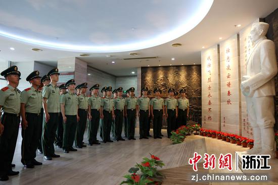 
图为：武警湖州支队官兵走进钱壮飞纪念馆，感悟革命历史。黄杰彪 摄
