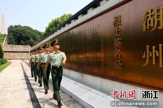 图为：武警湖州支队官兵走进烈士陵园，在追忆先烈中凝聚奋进力量 。帅金雨 摄