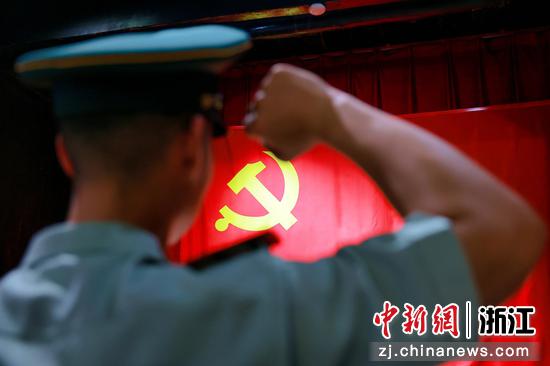 　　
图为：武警湖州支队在新四军苏浙军区纪念馆举行新党员入党仪式暨老党员重温入党誓词活动。边柄方 摄