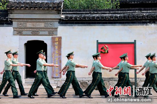 图为：武警湖州支队官兵走进新四军苏浙军区纪念馆参观学习。柳旭东  摄