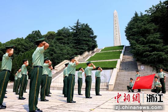 图为：武警湖州支队官兵在烈士陵园重温入党誓词。边柄方 摄