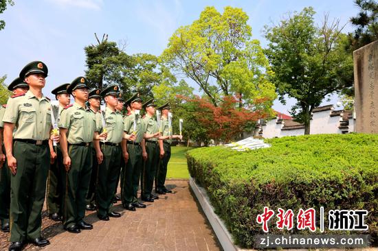 
图为：武警湖州支队官兵在新四军苏浙军区纪念馆缅怀革命英烈，传承红色基因。边柄方 摄