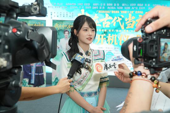 图为短剧主演在接受媒体采访。广西云-广西日报 供图