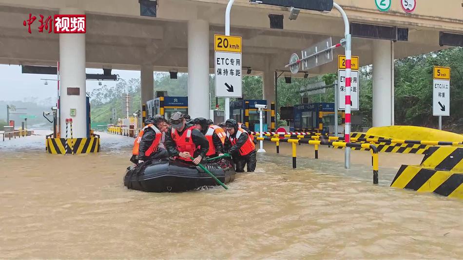 台风“美莎克”致广西防城港多地被淹 武警紧急转移被困民众