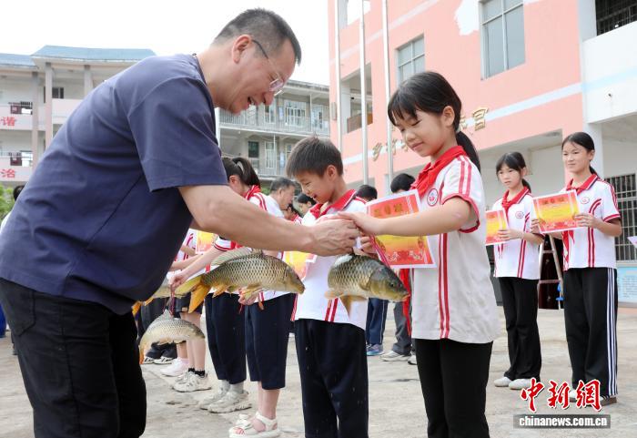 广西侗乡一小学期末奖励“接地气” 学子喜提猪脚鲤鱼