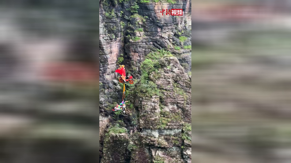 《西游记》师徒四人“下凡打工” 在广西北帝山千米悬崖走钢丝