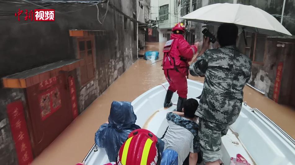 台风“美莎克”致广西沿海城区内涝 冲锋舟穿行积水楼栋转移80余人