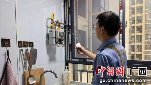 台风过境后，防城港中燃开展入户安全检查。中国燃气 供图