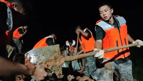 迎战洪峰！武警广西总队贵港支队官兵连夜加固堤坝