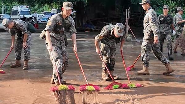 广西崇左：洪峰退去 武警崇左支队官兵全力清淤
